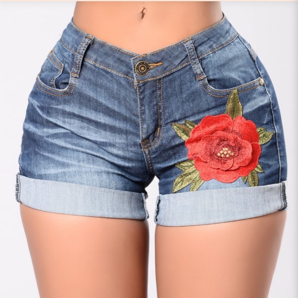 Fashion Nova Rose To The Top Shorts - Medium Wash